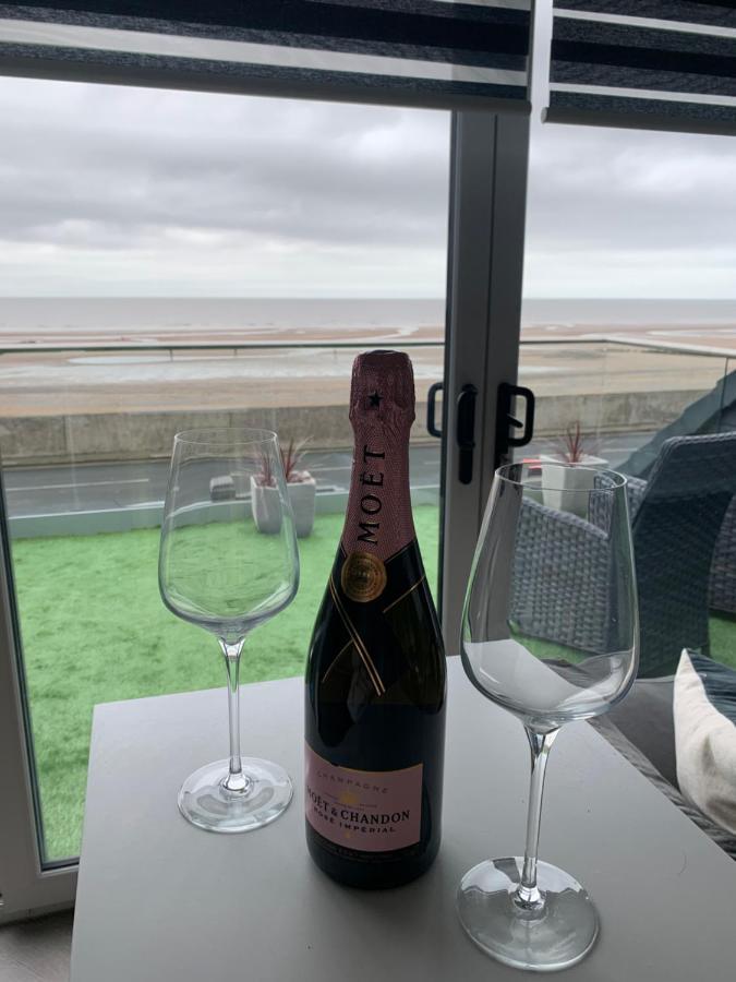 Beach View Apartment With Balcony And Sea View - Pet Friendly Кливлис Екстериор снимка