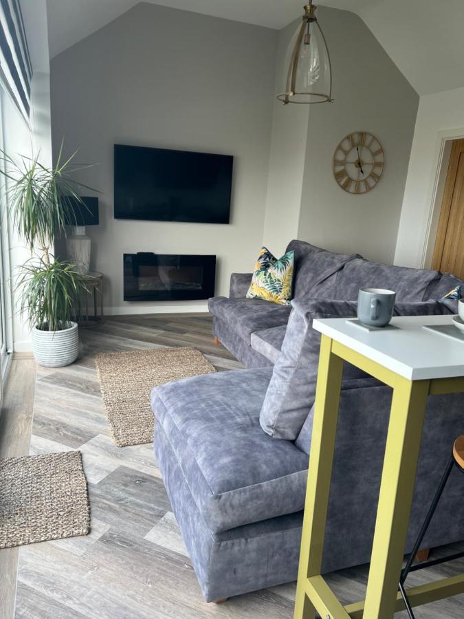 Beach View Apartment With Balcony And Sea View - Pet Friendly Кливлис Екстериор снимка