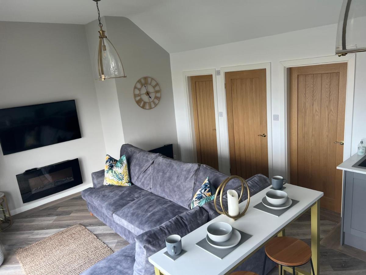 Beach View Apartment With Balcony And Sea View - Pet Friendly Кливлис Екстериор снимка