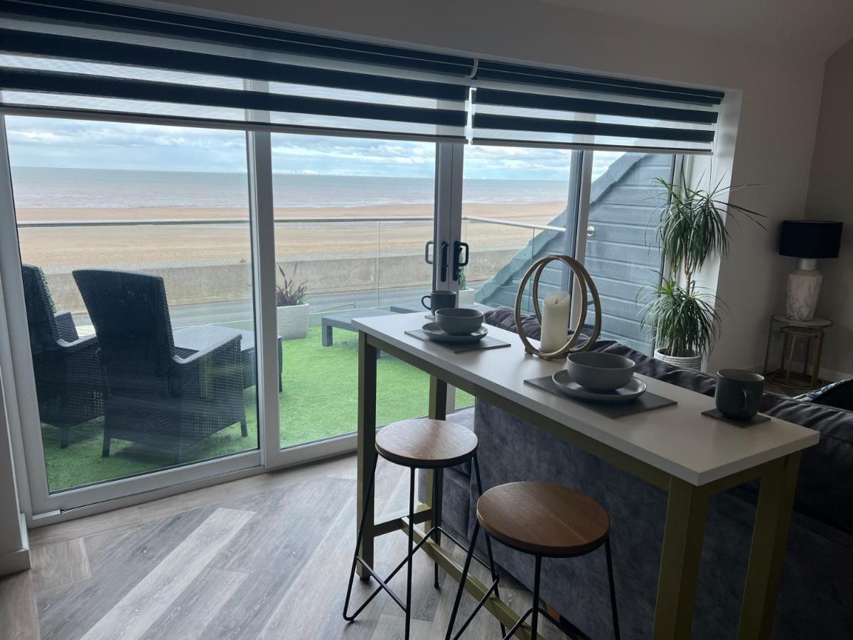 Beach View Apartment With Balcony And Sea View - Pet Friendly Кливлис Екстериор снимка